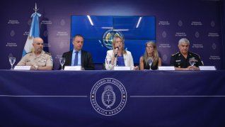 Alejandra Monteoliva, Manuel Adorni y Sandra Arroyo Salgado presentaron los resultados de la investigación que desarticuló una banda criminal de extorsión digital que operaba desde el sistema Penitenciario de PBA. Alejandra Monteoliva, Manuel Adorni y Sandra Arroyo Salgado presentaron los resultados de la investigación que desarticuló una banda criminal de extorsión digital que operaba desde el sistema Penitenciario de PBA.