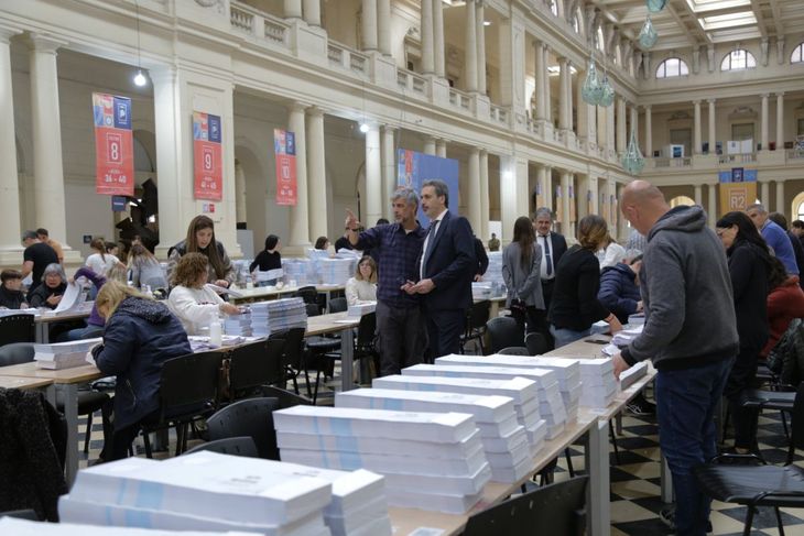 El juez Alejo Ramos Padilla supervisa la llegada de las boletas en la provincia de Buenos Aires.