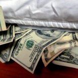 Los argentinos siguen sumando dólares debajo del colchón. Los argentinos siguen sumando dólares debajo del colchón.