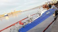 El buque Alpha Cruz quedó escorado en el Puerto de Montevideo.