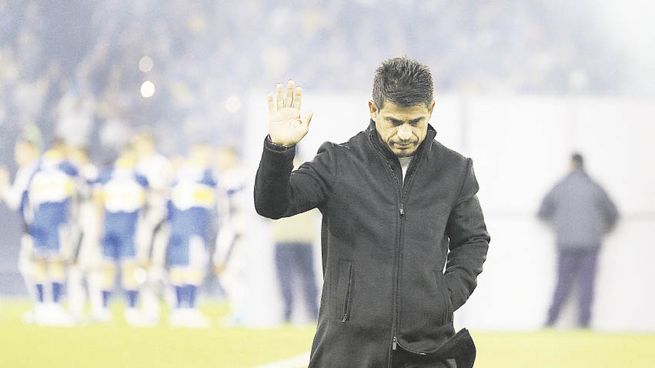 lo dice todo. La imagen de la salida de Hugo Ibarra del campo de Boca parece ser una despedida anticipada.