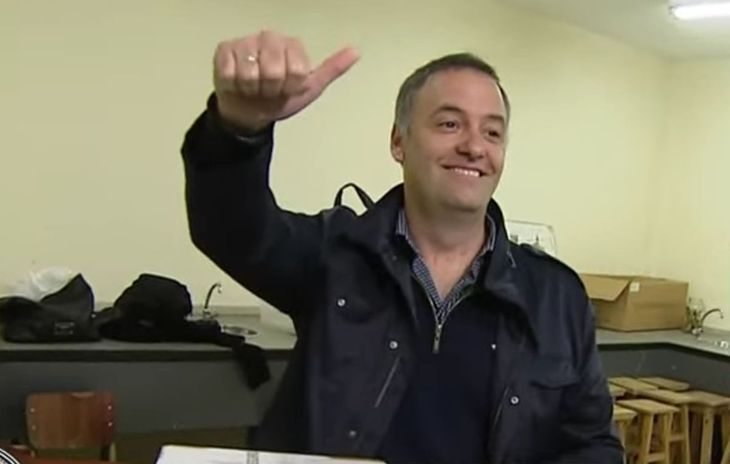 El momento en el que Adorni emitió su voto. El momento en el que Adorni emitió su voto.