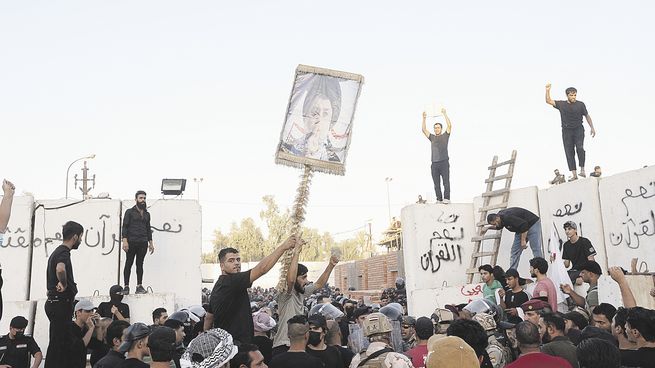 MUCHEDUMBRE. El ataque a la sede diplomática fue ejecutado por seguidores del clérigo chiíta Muqtada al Sadr.