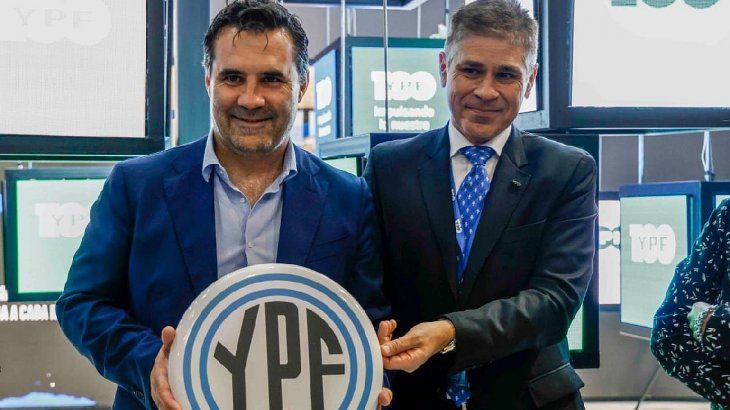 The president of YPF, Pablo González, and the secretary of Energy, Darío Martínez, at the YPF stand at AOG 2022.