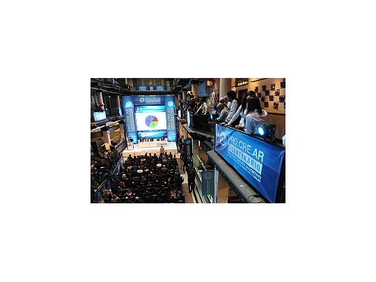 El primer sorteo de créditos hipotecarios se realizó en el salón principal de Lotería Nacional.