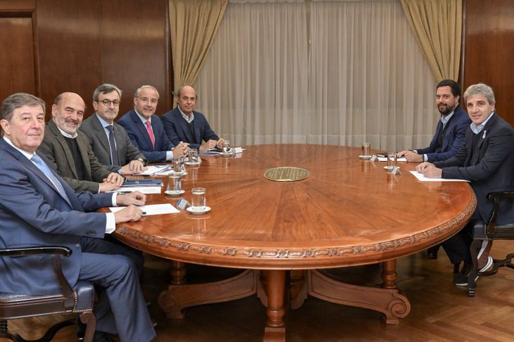 Luis Caputo, ministro de Economía y el Secretario de Producción Pablo Lavigne junto a Martín Rappallini, titular de la UIA, y su equipo. Luis Caputo, ministro de Economía y el Secretario de Producción Pablo Lavigne junto a Martín Rappallini, titular de la UIA, y su equipo.