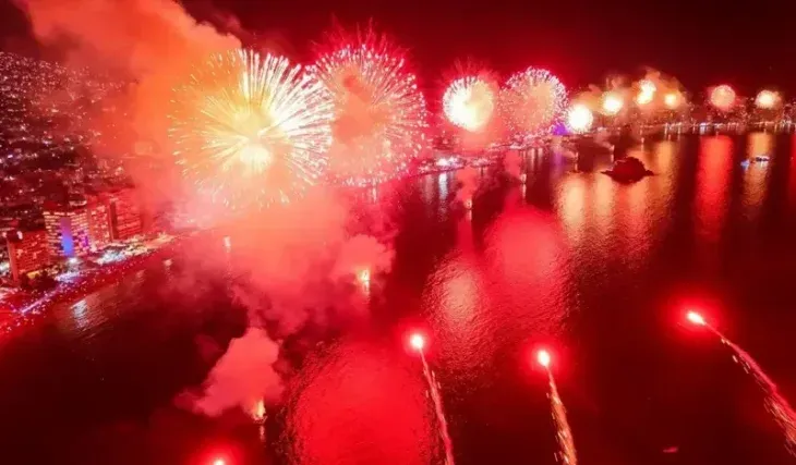 Los fuegos artificiales invadieron Acapulco. 