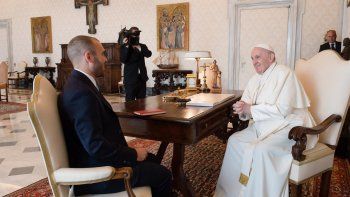 El papa Francisco y Martín Guzmán.