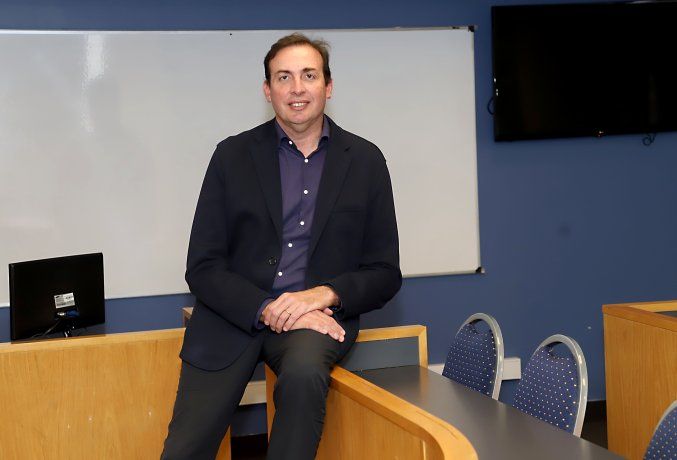 Foglia es Licenciado en Comercialización, Universidad de Palermo. MBA con Orientación en Finanzas, Loyola University Chicago.