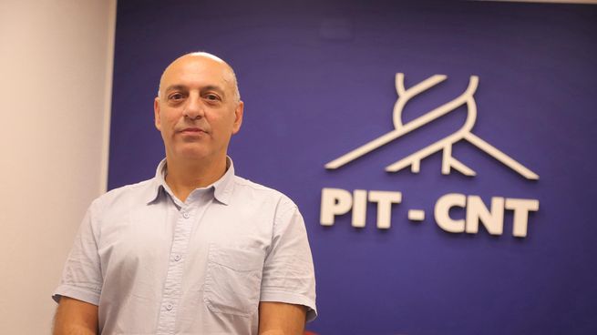 El presidente del PIT-CNT, Marcelo Abdala, fue reelecto en la central sindical y le marcó la cancha al gobierno.