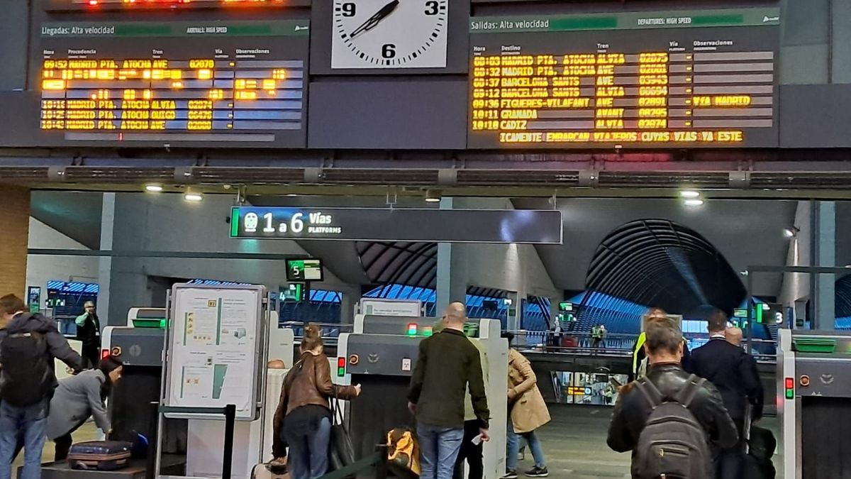More than 10,000 train passengers affected by cable robbery