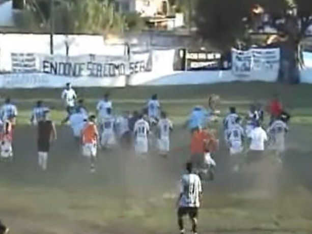 El duelo entre los equipos del ascenso argentino fue un escándalo nunca antes visto. El duelo entre los equipos del ascenso argentino fue un escándalo nunca antes visto.