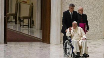El papa Francisco debió usar una silla de ruedas.