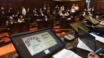 Cobre en Mendoza. En la pantalla figuran 27 votos a favor, pero finalmente fueron 29 en total, más dos que se sumaron por secretaría.&nbsp;