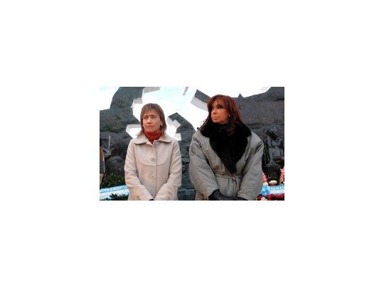 Fabiana Ríos junto a Cristina Kirchner durante el acto que recordó el inicio de la guerra de Malvinas en Usuahia.