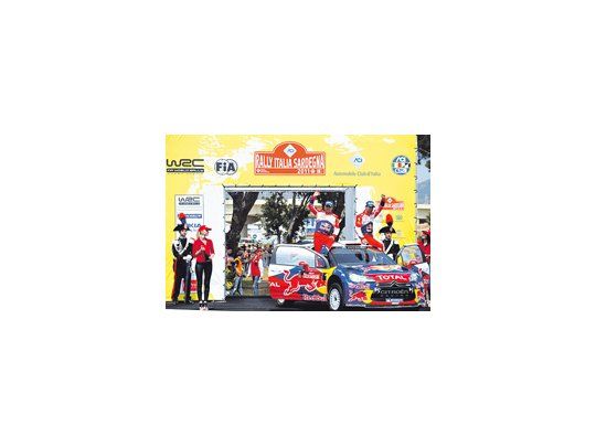 Sébastien Loeb y Daniel Elena festejan en Cerdeña, tras ganar el Rally.
