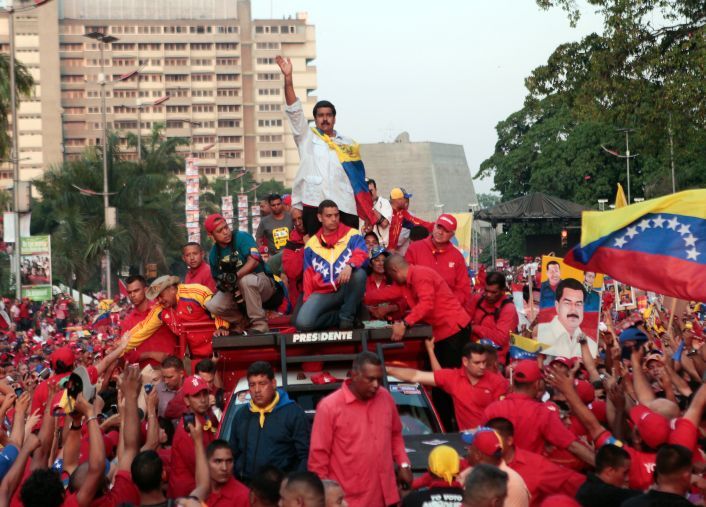 Con Maradona, Maduro cerró campaña ante una marea roja (foto 1)
