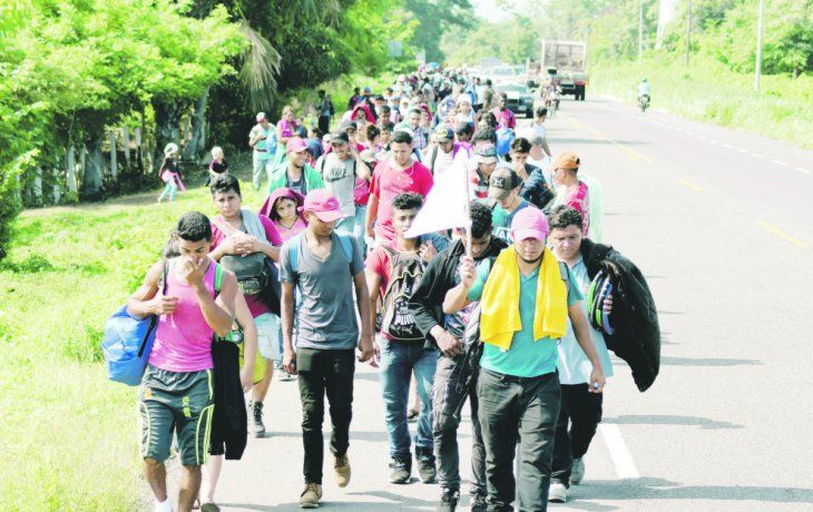 EN MARCHA. Una columna de inmigrantes centroamericanos pasa por el estado mexicano de Chiapas rumbo al norte, con el sueño de llegar a Estados Unidos.