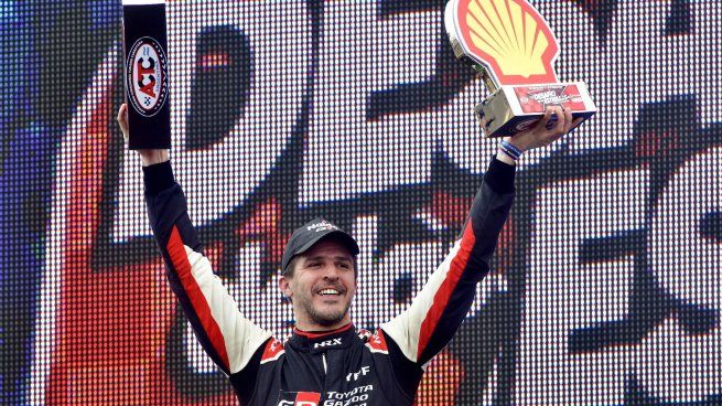 Brazos en alto. Matías Rossi festeja en lo más alto del podio su triunfo en el Desafío de las Estrellas del TC.