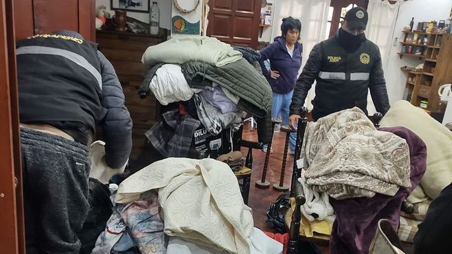 La orden de allanamiento fue emitida por el Juez Federal Rodolfo Fernández con la intervención del fiscal Diego Funes y, según se informó, el procedimiento sería para secuestrar computadoras y teléfonos móviles.