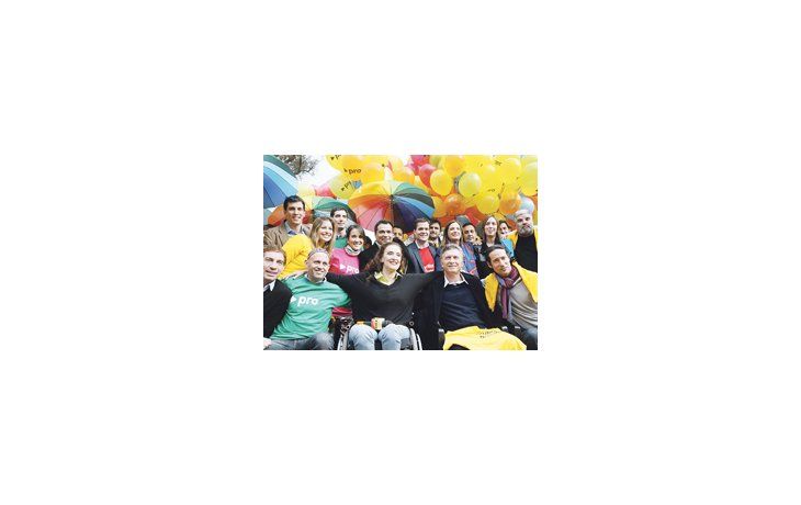 Diego Santilli, Sergio Bergman, Gabriela Michetti, Mauricio Macri, Iván Petrella y otros candidatos del PRO, ayer en el relanzamiento de la campaña electoral en el barrio porteño de Parque Patricios.