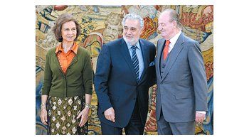 El rey Juan Carlos y la reina Sofía de España almorzaron ayer con Plácido Domingo, quien mañana cumple 70 años.