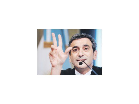 Florencio Randazzo anunció ayer que 2012 será el último año de aumento de los subsidios para las tarifas de colectivos y micros. Desde 2013, subas o no de precios serán responsabilidad de gobernadores e intendentes.