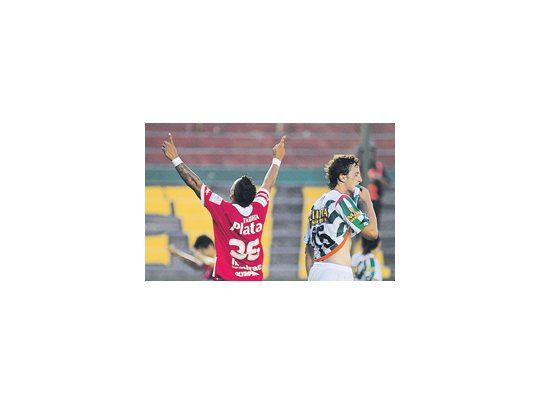 Bordagaray pone en ventaja a Argentinos ante el sufrimiento de Delfino. Después Banfield lo dio vuelta pero el triunfo se le escapó en el final.
