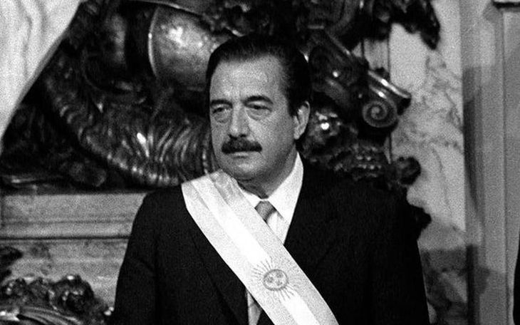 Raúl Alfonsín con la banda presidencial.