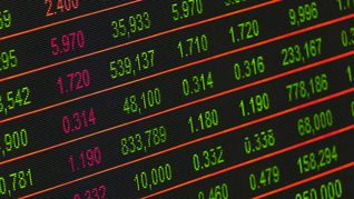 Wall Street hizo una pausa y tras sucesivos récords, este  jueves cerró con pérdidas en sus principales indicadores.