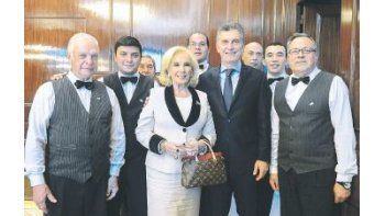 Mirtha Legrand y Mauricio Macri posaron junto a los mozos de Casa de Gobierno.  En el encuentro el Presidente lució un detalle distinto en su vestimenta: “Por fin se puso corbata”, bromeó la conductora.