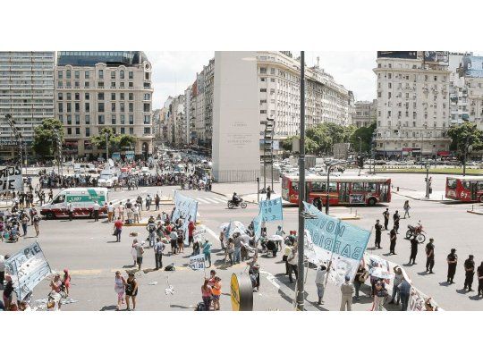 Acampe. Los manifestantes se movilizaron hasta la zona del Obelisco, donde se generó un intenso caos de tránsito.