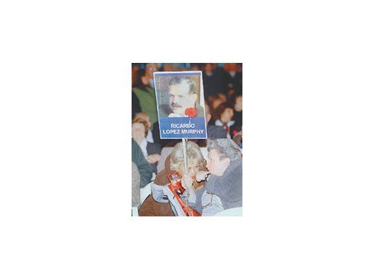 Anoche, en la sede de Recrear, en la Capital Federal, Ricardo López Murphy relanzó su partido en el distrito porteño. Presentó legisladores y dirigentes ya en campaña hacia 2005.
