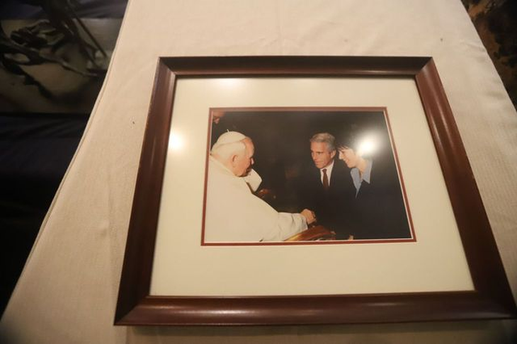 Jeffrey Epstein y su esposa.