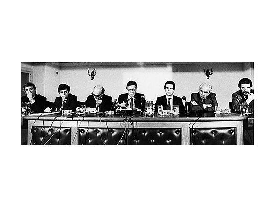 Casi una imagen de La última cena de Da Vinci, así el equipo económico encabezado por Juan Sourrouille, José Machinea,Adolfo Canitrot y Mario Brodersohn lanzaba el Plan Primavera.