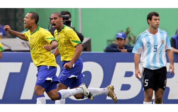 Adriano quiere volver a jugar al fútbol.
