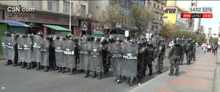 La Policía busca evitar el ingreso de los manifestantes en la Plaza Murillo. La Policía busca evitar el ingreso de los manifestantes en la Plaza Murillo.