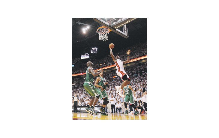 LeBron James encesta ante la marca de Paul Pierce, de Boston Celtics. Miami Heat ganó y se clasificó finalista de la Conferencia Este.