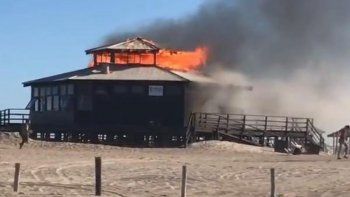 El fuego devoró el parador Watson, en Pinamar.