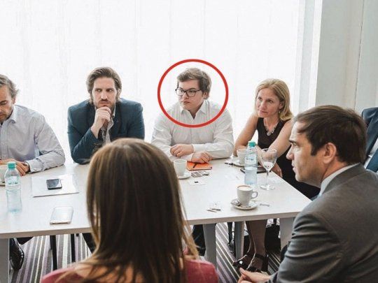 VINCULADO. Felipe Viramonte Noguer en una reunión de trabajo con Dávila de camisa clara.