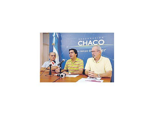 El viceministro de Salud de la Nación, Carlos Soratti; el gobernador Jorge Capitanich y el experto cubanoEric Martínez Torres, durante la conferencia de ayer en la que brindaron en último informe sobre elavance del flagelo.