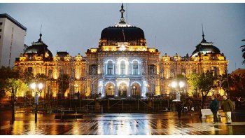 Faustos. Por pedido expreso del gobernador Juan Manzur, la Casa de Gobierno fue engalanada con un set de luces que conforman una bandera argentina.