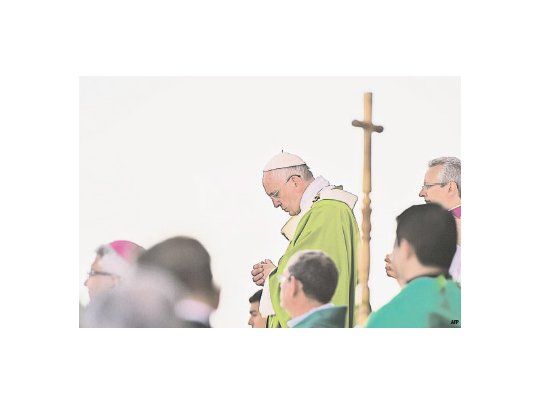 El papa Francisco ayer, en el enorme predio de Ñu Guazú (“campo grande”), donde ofició misa para un millón de fieles. A diferencia de otros tramos de su gira, privilegió allí el mensaje pastoral por encima del social.