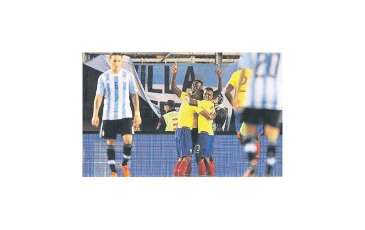 ámbito.com | Erazo convirtió el primer gol  y  todo Ecuador lo festeja. Biglia lo sufre. Argentina tuvo un debut preocuante al caer como local 2 a 0. El martes jugará en Paraguay.