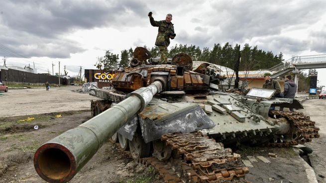 Un tanque ruso destruido en las cercanías de Kiev.