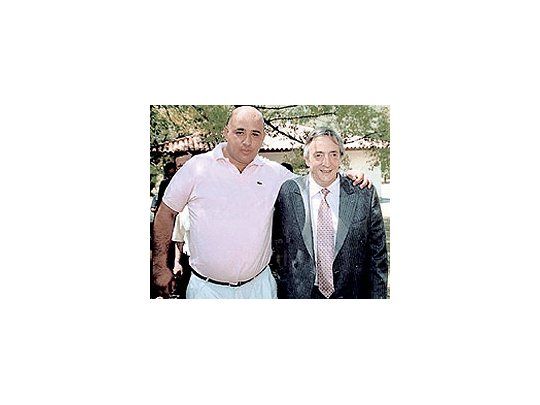 Desmerece también a la democracia argentina la aparición de activistas como el dirigente de Chacarita Juniors Sergio «LaTuta» Muhamad. Participó de incidentes públicos en la toma del Hospital Francés junto a la Policía, luego de haberse fotografiado con Néstor Kirchner, quien seguramente no podía prever las consecuencias de esa instantánea, una de las tantas a las que se presta un presidente cotidianamente.