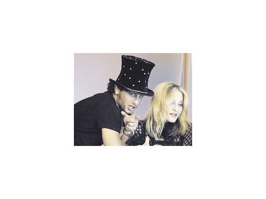 Madonna no sólo instó a Warner para que contrate a Jesús Luz como cantante sino que cedió los derechos de dos temas suyos para que la discográfica los utilice en campañas publicitarias.