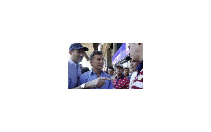 El jefe de Gobierno porteño, Mauricio Macri, inauguró hoy oficialmente una sucursal del Banco Ciudad en el barrio Los Piletones de Villa Soldati, la primera del país que funcionará con todos los servicios en un barrio de emergencia.
