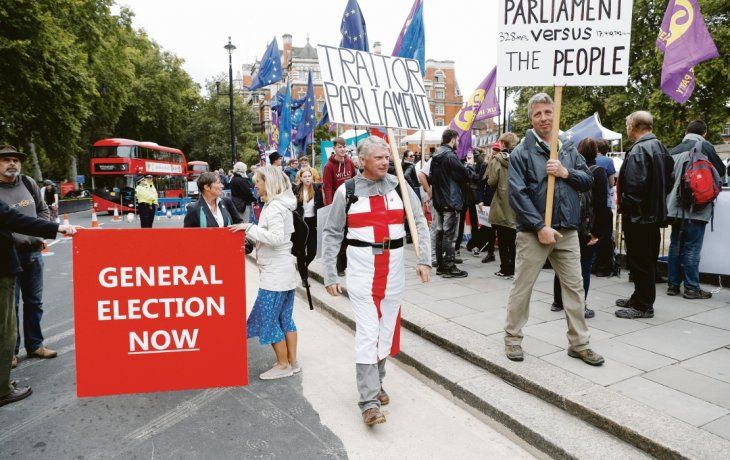 probrexit. Militantes de la salida británica de la UE se manifestaron ayer frente a la sede del legislativo, acusando de traidores a los diputados.