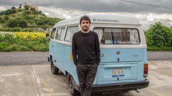 Bruno Iriarte y su van, la Kombi Cholulteca.&nbsp;